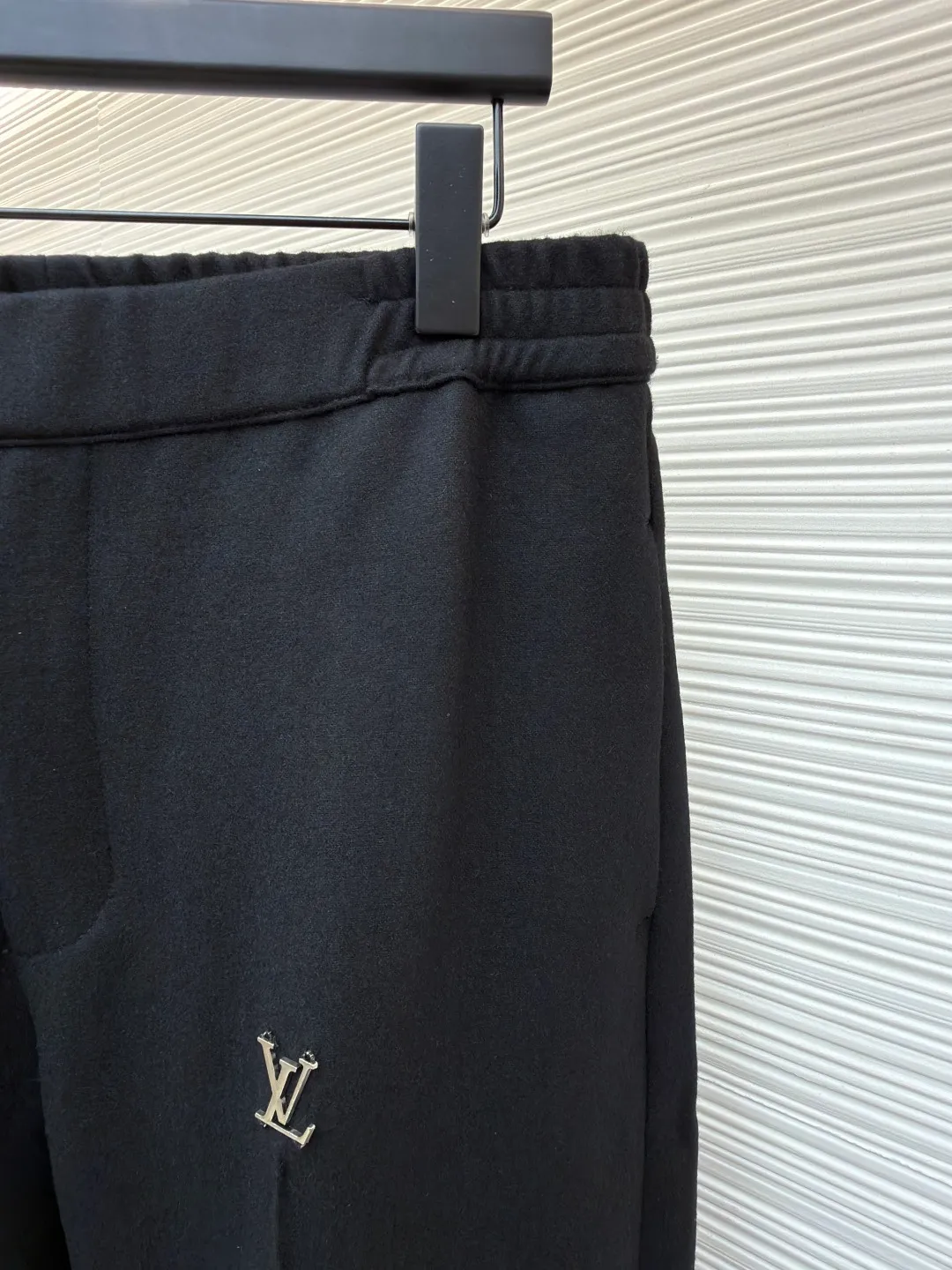 LOUISVUITTON iron label wool trousers ●Original version: purchased and developed for 11000 ●Item number: 1681828-A90 ●Fabric: wool blended fabric ●Technology: Made on positioning cutting machine ●Color: black ●Version: fitted version ●Weight: about 760 grams ●Size: 48-50-52-54 ●Description: Customized 80% wool, 14% spandex, 6% blended sheep wool fabric, full of texture and refined tailoring to reinterpret the dynamic silhouette. The elastic waist upgrades the drape texture, the side pockets are cleverly integrated into the stitching, and the facial pleats are infused with elegance. The left leg is decorated with the brand's metal logo to once again confirm the brand's identity. The overall wiring is straight and delicate, the fabric is comfortable and soft, and the color is consistent without color difference. It can be matched with the same style to create a fashionable look and control various occasions. Customized accessories, complete with three standards, same style for men and women!